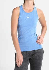 Jasnoniebieski sportowy tank top wykonany z oddychającego materiału, o dopasowanym kroju, subtelnej strukturze oraz fasonie z wyścigowym tyłem i minimalnym logo.