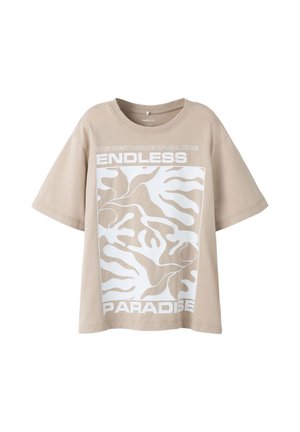 Beżowa koszulka z krótkim rękawem z białymi abstrakcyjnymi wzorami liści i napisem "The best movie of all time ENDLESS PARADISE" z przodu.