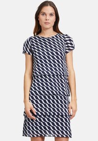 Navyblaues Kleid mit weißen wellenförmigen Streifen, schichtweise Design, kurze Ärmel und eine taillierte Silhouette, aus leichtem Stoff gefertigt.