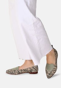 Ballet flat a punta con motivo a strisce zebrate. Accento a forma di cuore in morbida pelle scamosciata verde suola. Suola piatta marrone.