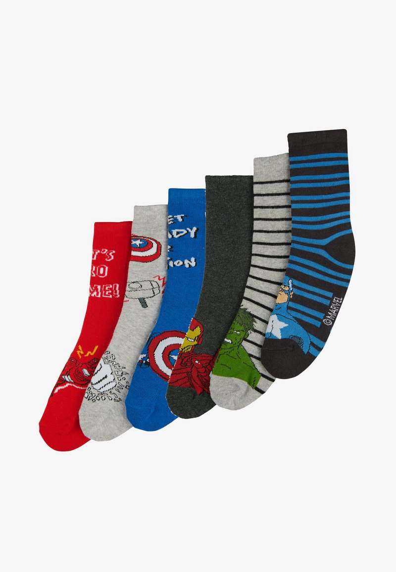 Juego de seis calcetines con varios diseños de superhéroes. Los colores incluyen rojo, gris, azul, verde y negro con patrones y gráficos. Mezcla de algodón.