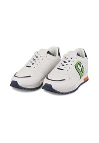 Weiße Sneaker aus perforiertem Leder, mit navyfarbenen Akzenten und grünem Logo. Verfügt über ein Schnürdesign, eine feste Gummisohle und ein orangefarbenes Fersenelement.