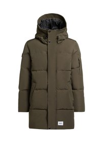 Maslinasto zeleni puffed kaput s kapuljačom, podstavljenog dizajna, prednjim zatvaranjem pomoću patentnog zatvarača i bočnim džepovima. Na donjem prednjem dijelu nalazi se oznaka branda.