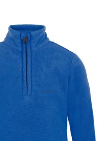 Blå fleecetröja med hög krage, halvdatalås och liten "protest"-logotyp broderad på bröstet.