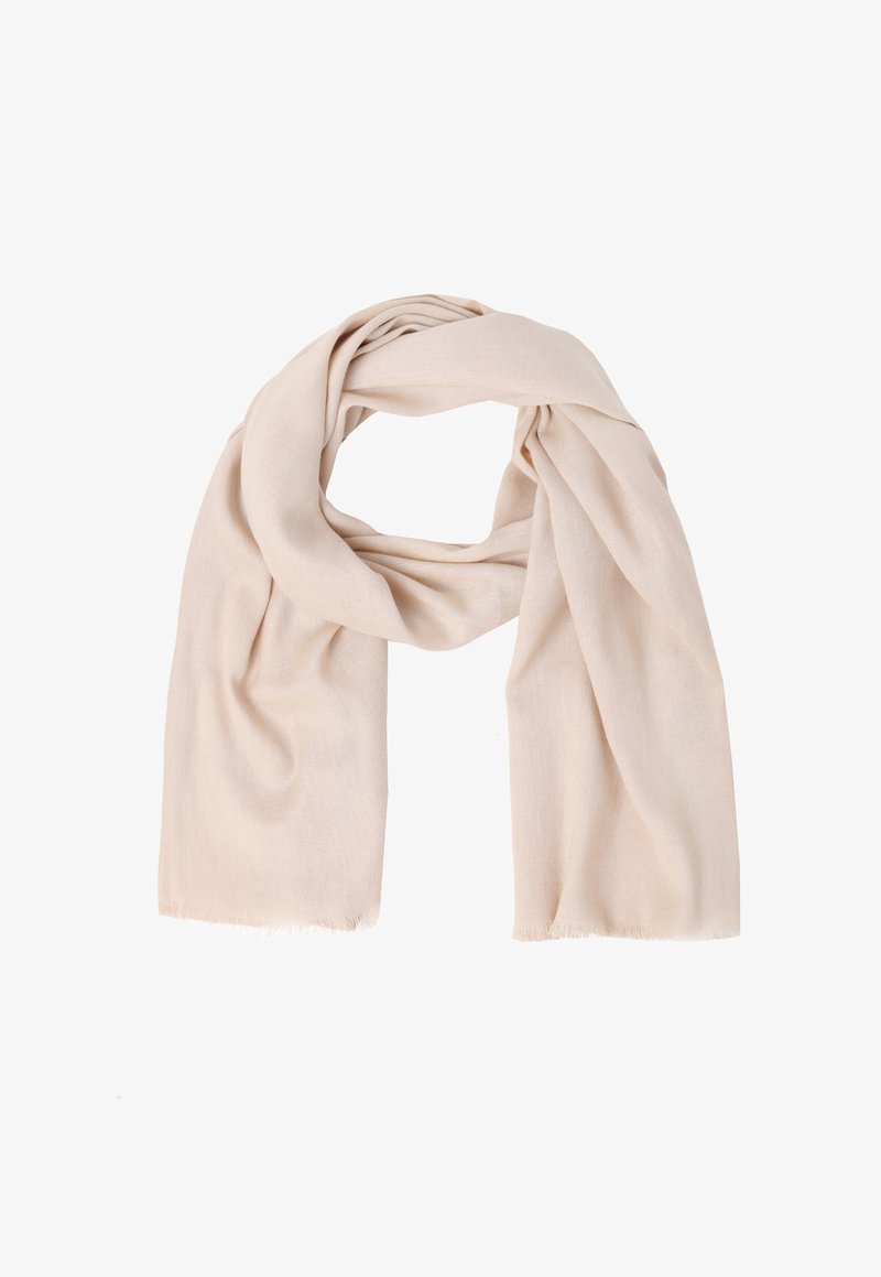 Beige huivi, joka on valmistettu pehmeästä kankaasta, jossa on löysä kudonta, sileä pinta ja hapsureunat, kauniisti aseteltuna eleganttiin silmukkaan.