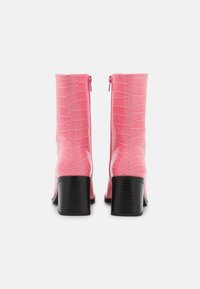 Monki Botas clássicas de cano curto - pink