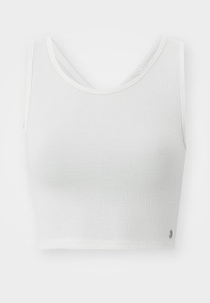 Top corto blanco con tejido texturizado, escote redondo y un diseño en la parte trasera con capas, con un pequeño logo acentuando el lado.