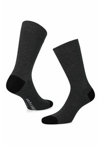 Szare skarpetki z zaokrąglonym krojem, o rypsowanym wyglądzie, z czarnym wzmocnionym palcem i piętą, z białym logo marki po boku.