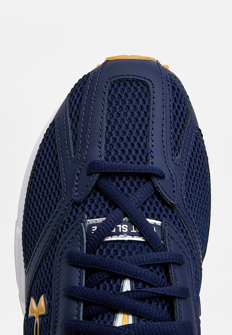 Baskets de sport en maille marine avec des accents synthétiques, lacets plats et semelle rembourrée. Présente des détails réfléchissants et un design de surface texturé.