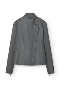 Giacca in pelle grigia con design avvolgente, caratterizzata da una texture liscia, cerniere laterali e dettagli in tessuto lavorato ai lati.
