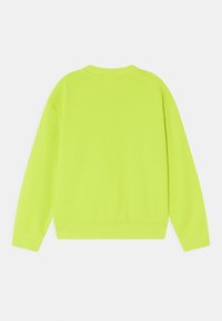 Felpa verde neon con vestibilità rilassata, polsini a coste e scollo tondo, caratterizzata da una texture liscia e senza loghi o motivi visibili.