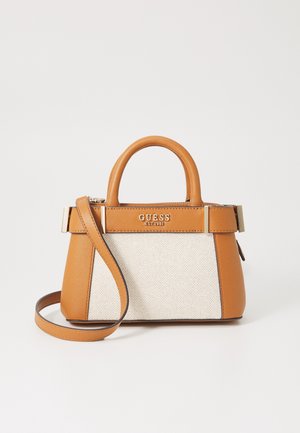 Lille tote-taske i brunligt læder og hvidt tekstureret stof med top-håndtag, aftagelig skulderrem og gyldent "Guess" logo foran.