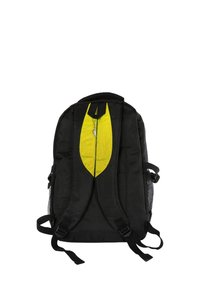 Zwarte stoffen rugzak met gele binnenkant, voorzien van mesh zijvakken en verstelbare schouderbanden. Kenmerkend bladvormig ritsontwerp.