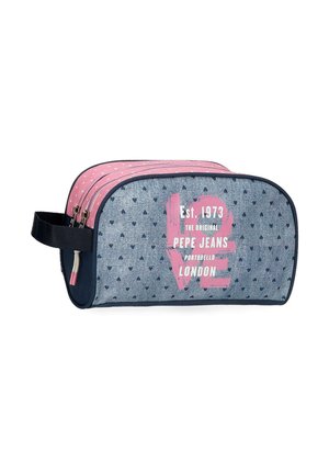 Bolsa de aseo rectangular azul y rosa con pequeños corazones oscuros, doble cremallera, asa lateral y texto "LOVE" con la marca Pepe Jeans.