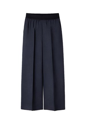 Donkerblauwe wijde broek met een zwarte elastische tailleband, voorzien van voorplooien en een gladde textuur.