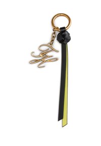 Μπρελόκ από χρυσό μέταλλο με καλλιγραφικά γράμματα, με μαύρο δερμάτινο στοιχείο και δύο επίπεδες λουριά σε μαύρο και νέον κίτρινο.