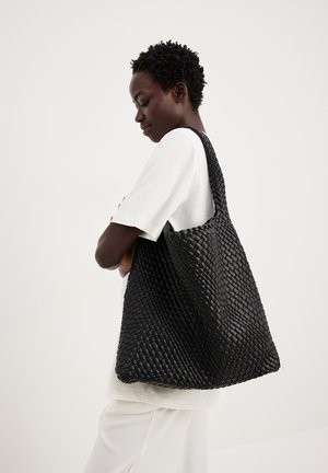 Borsa tote nera in tessuto intrecciato con un corpo spazioso e manici larghi, caratterizzata da un design testurizzato e una finitura liscia. Ideale per l'uso quotidiano.