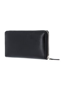Portefeuille en cuir noir avec une texture lisse, fermeture éclair le long du bord et un petit accessoire en forme de boucle attaché. Forme rectangulaire pour un rangement compact.