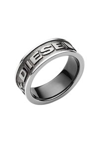 Anillo negro y plateado con textura cepillada y letras "DIESEL" en relieve en la banda exterior; diseño elegante y redondeado.