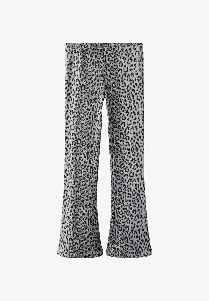 Pantaloni ar leopardu rakstu ar platu apakšdaļu, izgatavoti no mīksta, elastīga auduma; pelēks un melns raksts uz gaiša fona, ar elastīgu jostasvietu komfortam.