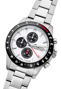 Kronografklocka med armband av rostfritt stål, vit urtavla, svarta sub-dialer, röda accenter, tachymeterskala och datumvisning vid 3-tiden.