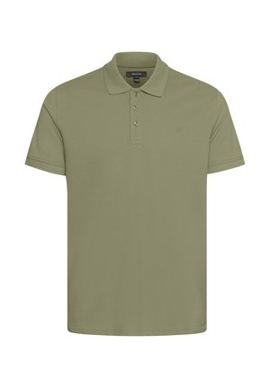 Polo en verde oliva hecho de suave tejido de algodón, con un cuello clásico, tapeta de tres botones y un sutil logo en el pecho.