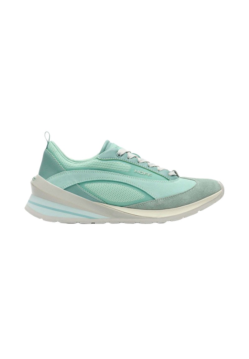 Zapatillas deportivas de color verde azulado claro con materiales de malla y ante, forma aerodinámica, suela blanca gruesa y franjas de acento azul claro. Incluyen un logo en el costado.