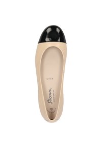 Ballerines beiges avec un bout en cuir verni noir. Matériau lisse, forme arrondie et un logo discret sur la semelle intérieure.