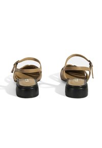 Braune Absatzsandalen mit verstellbaren Knöchelriemen, gepolstertem Fußbett und schwarzer Plateau-Sohle. Glatte Lederoberfläche mit minimalen Details.