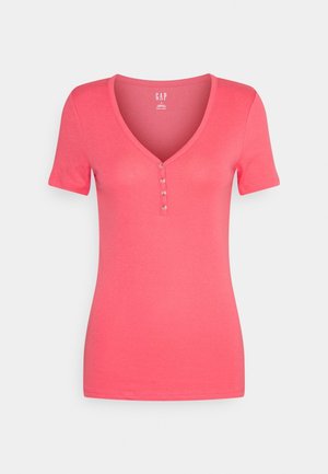 Koralrød T-shirt til kvinder med korte ærmer, V-hals og fire små knapper ned foran i midten.