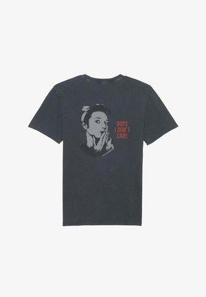 Schwarzes T-Shirt mit einer graustufigen Vintage-Frau, die die Hände nahe am Mund hält, und rotem Text "OOPS I DON’T CARE" auf der Rückseite.