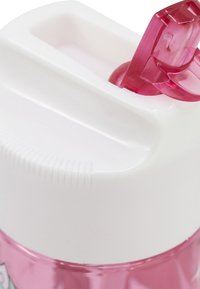 Botella de plástico rosa con una tapa blanca. La tapa tiene una apertura tipo flip-top y un borde texturizado. Acabado suave en el cuerpo.