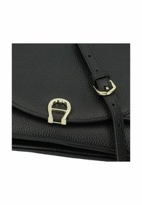 Borsa nera in pelle con superficie texturizzata, chiusura in metallo dorato e tracolla regolabile con dettagli in fibbia.
