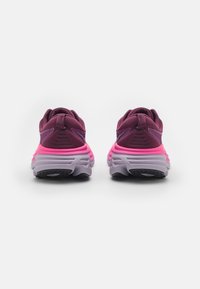 Scarpe sportive viola con una suola intermedia rosa sfumata, tallone testurizzato e occhielli rinforzati. Presentano una parte superiore in morbido mesh e un motivo unico sulla suola.