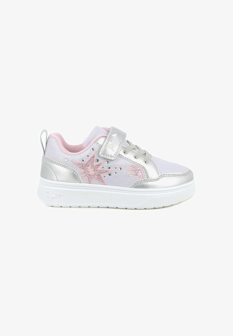 Sneakers con una toma superiore sintetica di colore rosa chiaro e argento, accenti a stella, una fascia con chiusura a strappo e una suola in gomma bianca.