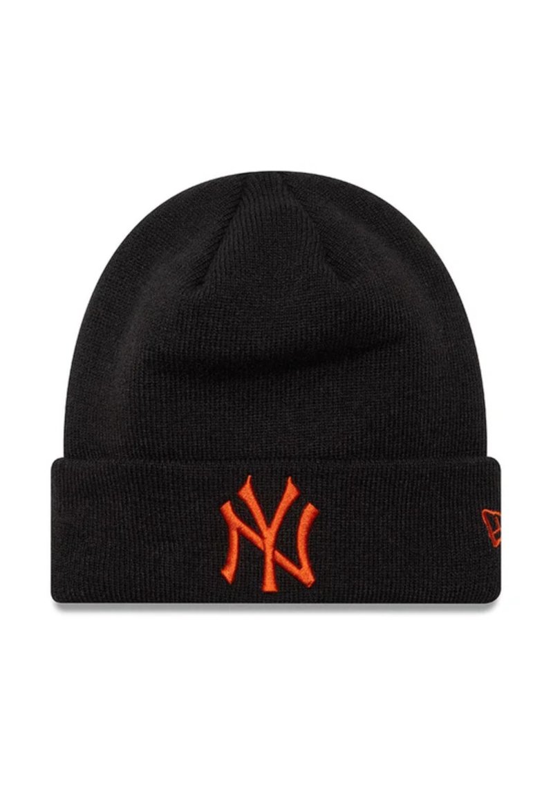 Berretto nero a maglia con risvolto, caratterizzato da un logo ricamato arancione "NY". Texture morbida e design a cima arrotondata.