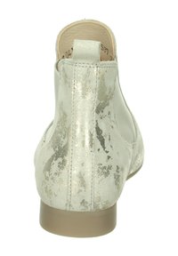 Graue metallische Lederanboot mit glatter Oberfläche, niedrigem Absatz und Zuglasche hinten. Abgenutzte Textur und subtile Musterdetails sind vorhanden.