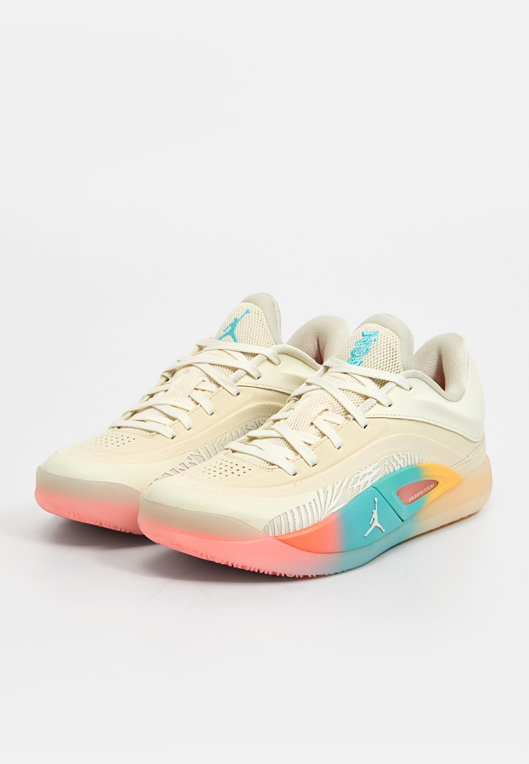Zapatillas de color crema con una parte superior texturizada, que cuentan con un acento en azul verdoso y una suela degradada en rosa y naranja. Logo en el lateral.