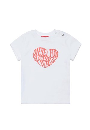 Biała koszulka dla małego dziecka z krótkim rękawem, czerwoną, w kształcie serca, napisem „DIESEL FOR SUCCESSFUL LIVING” oraz zatrzaskami na ramieniu.