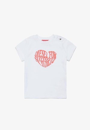Maglietta bianca a maniche corte per bambino con scritta rossa a forma di cuore "DIESEL FOR SUCCESSFUL LIVING" e bottoni a pressione sulla spalla.