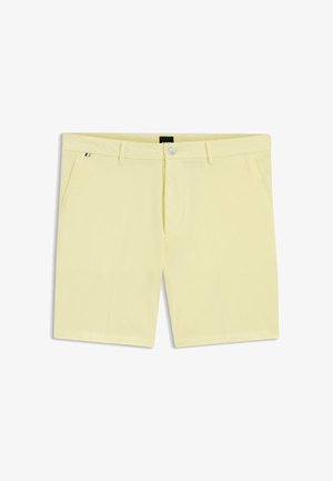 Hellgelbe, maßgeschneiderte Shorts für Herren mit Gürtelschlaufen, vorderer Knopf- und Reißverschluss sowie Seitentaschen, flach ausgelegt.