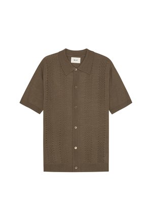 Bruine gebreide blouse met korte mouwen, knopen, een kraag en verticale, getextureerde patronen aan de voorkant.