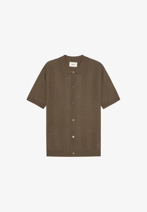 Chemise en tricot marron à manches courtes avec boutons, col et motifs texturés verticaux sur le devant.