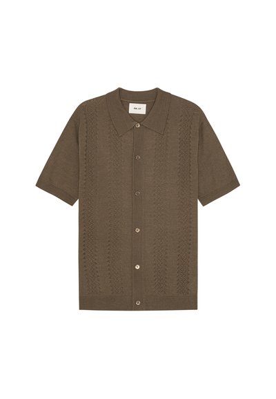 Chemise en tricot marron à manches courtes avec boutons, col et motifs texturés verticaux sur le devant.