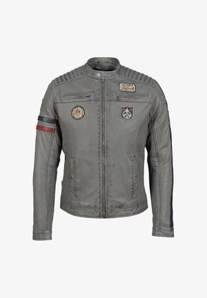 Graue Lederjacke mit Reißverschluss vorne, gesteppte Schulterdetails, roten und blauen Streifen am linken Ärmel und drei aufgestickten Abzeichen vorne.