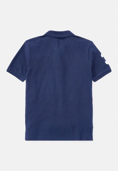 Tumši zils polo krekls ar īsām piedurknēm, klasisku atloku un baltām detaļām piedurknēs. Gluda tekstūra, vienkāršs aizmugures skats bez rotājumiem.