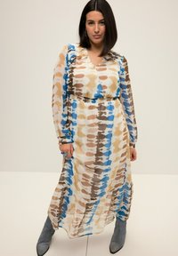 Maxi jurk van vloeibare stof met een aquarelpatroon in blauw, bruin en crème. Lange mouwen met een V-hals en elastische taille.