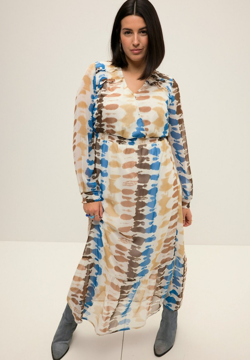 Maxi jurk van vloeibare stof met een aquarelpatroon in blauw, bruin en crème. Lange mouwen met een V-hals en elastische taille.
