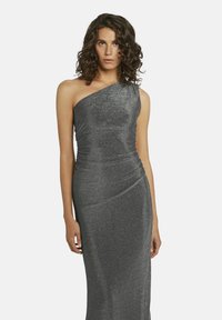 Asymmetrisches One-Shoulder-Kleid aus grauem schimmerndem Stoff, figurbetonte Silhouette mit gerafften Details, bodenlangen Design.