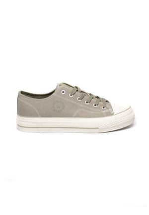 Olive rohelised madala lõikega kanva sneakerid, valge kummist varvasetootja ja tallaosaga. Omab halli õmblust ja ümmargust logo külgedel.